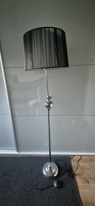 Lampa stojąca czarna