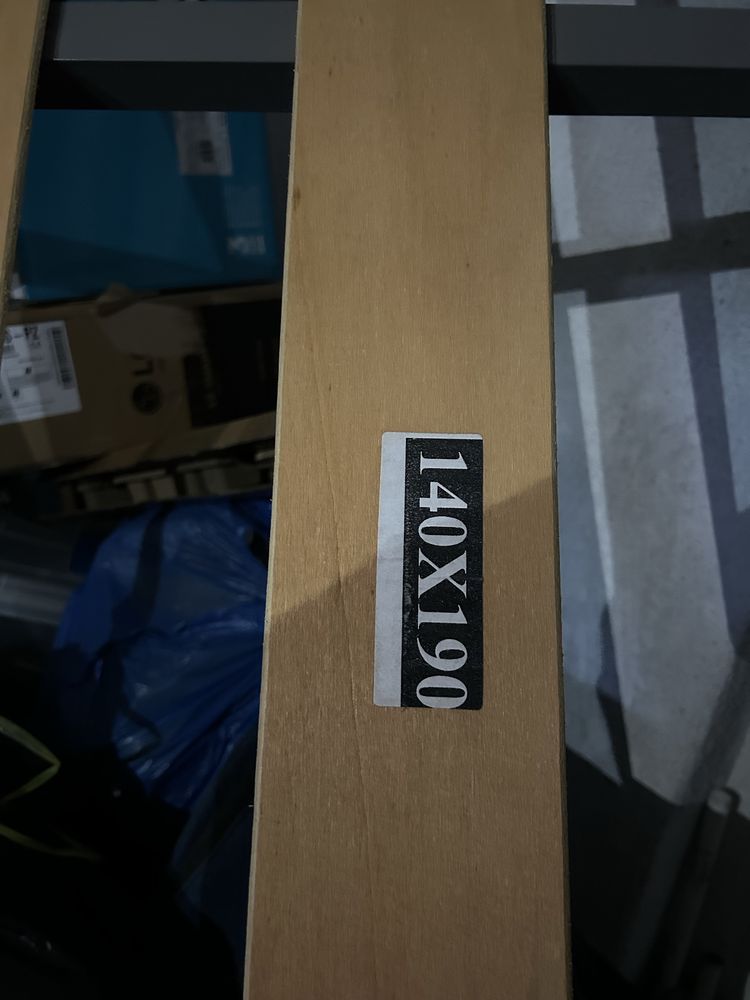 Cama com pés, sem colchão