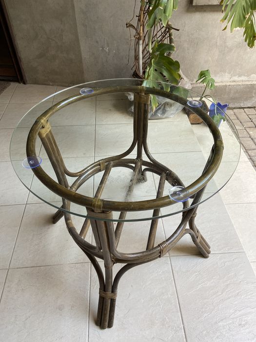 Стол из натурального ротанга со стеклянной столешницей