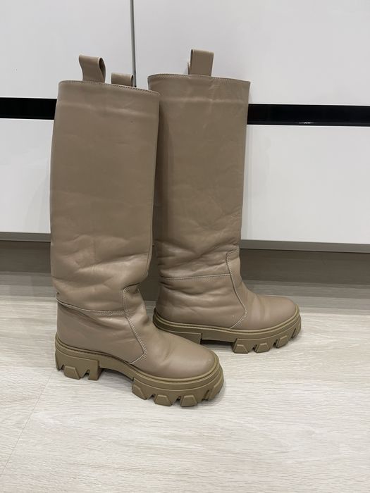 Продам ботинки беж