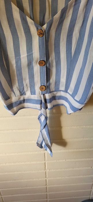 Top da Bershka riscas azuis e brancas