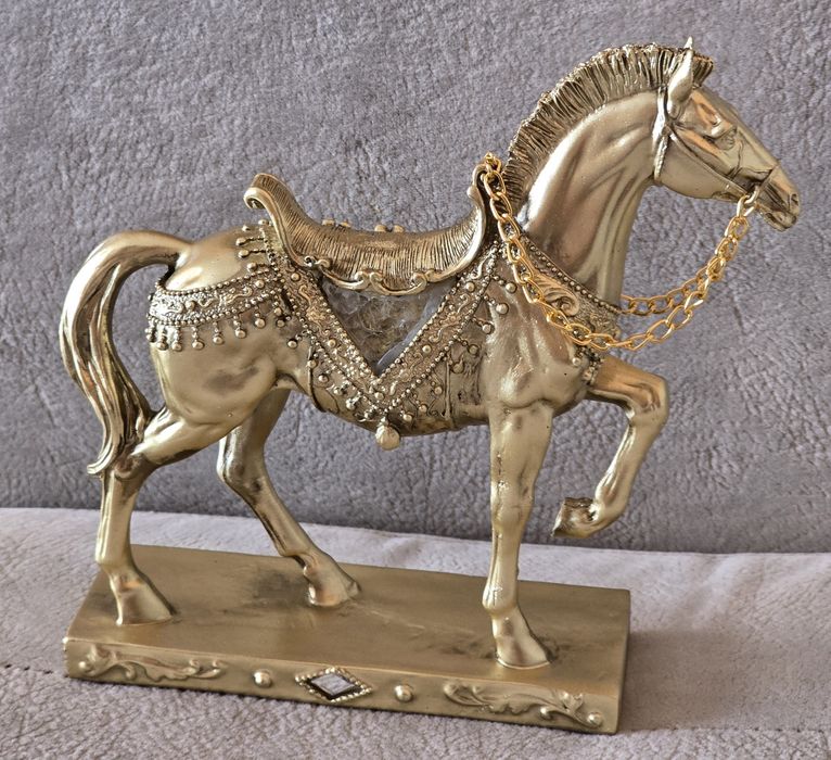 Piękna bogatozdobiona cyrkoniami ceramiczna włoska figurka konia.