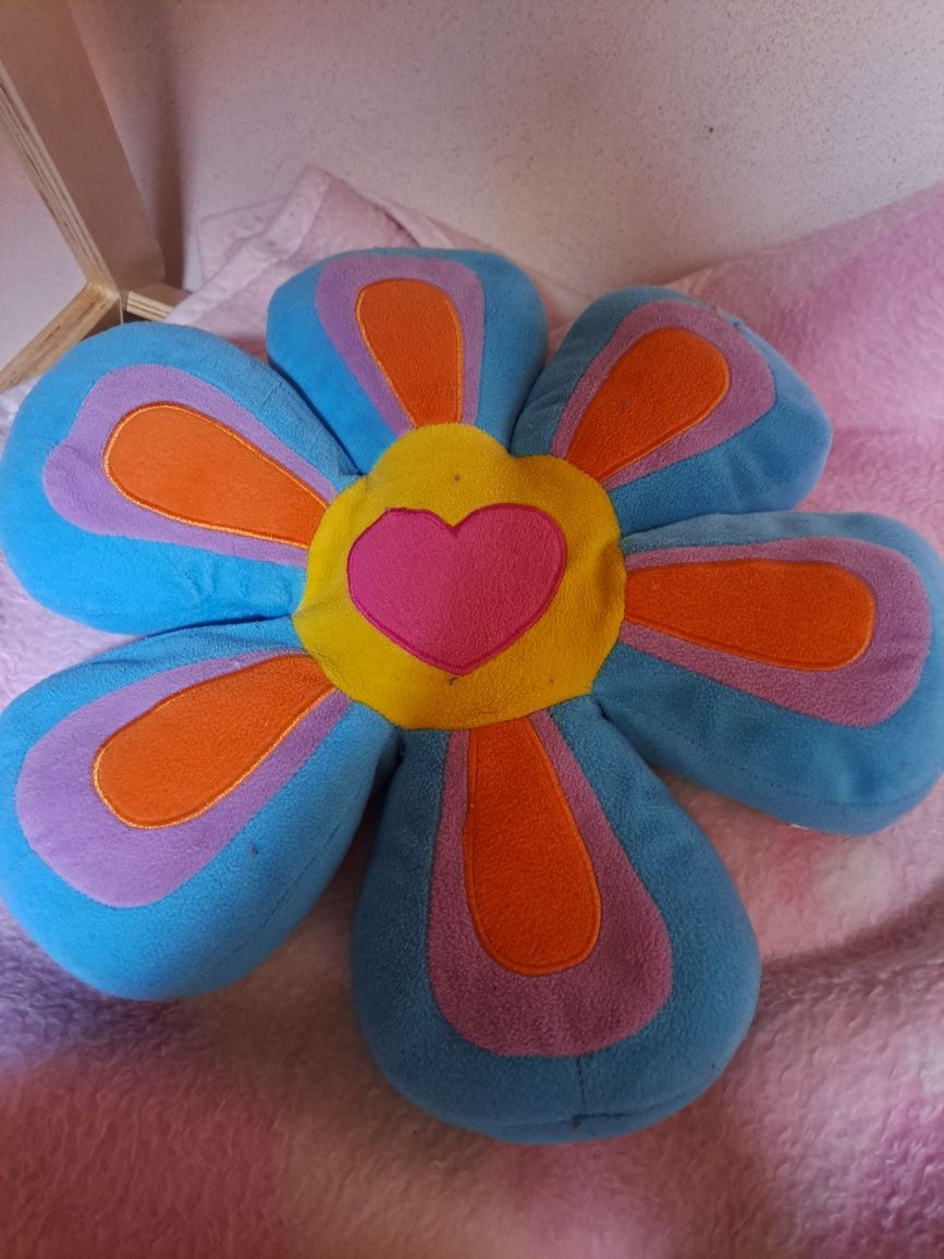varios peluches,