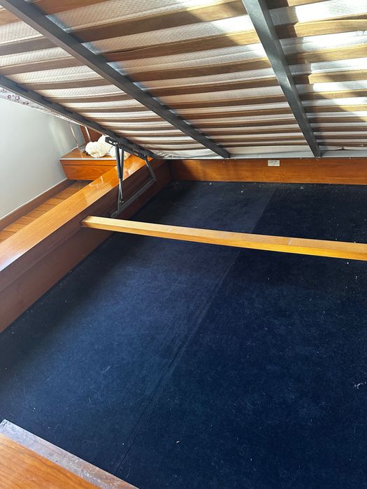 Cama de casal MODERNA  toda em madeira cerejeira, como nova.