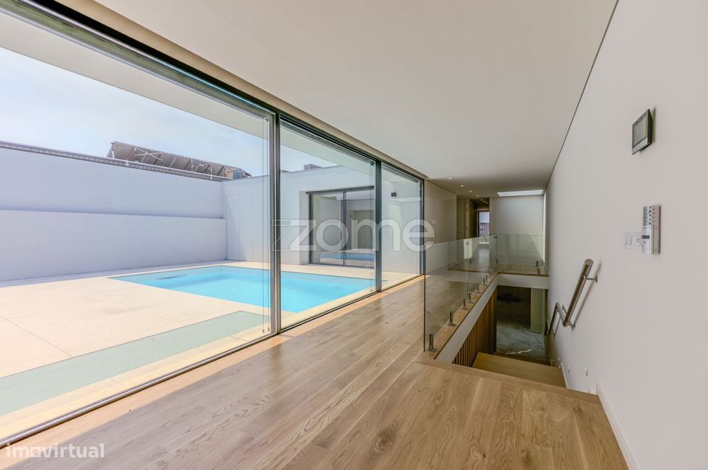 Moradia T4 com piscina aquecida na praia da Madalena