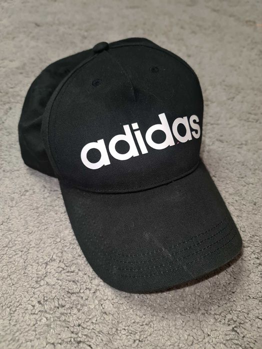 czarna czapka z daszkiem adidas