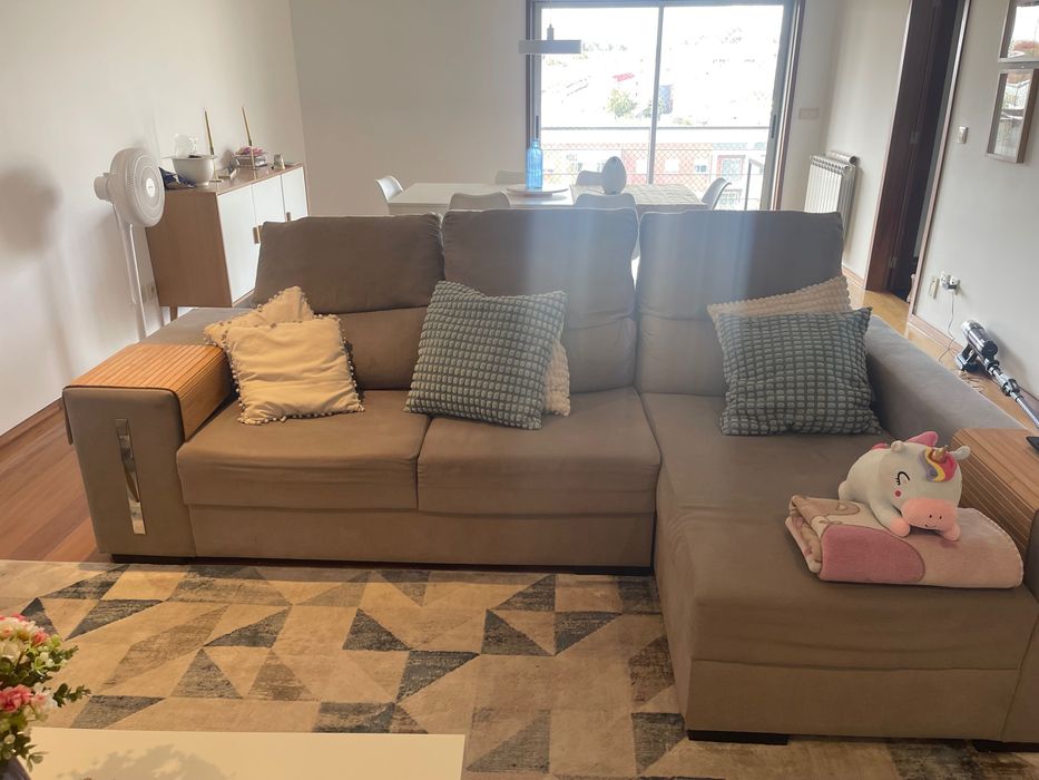 Sofá com chaise e banquetas