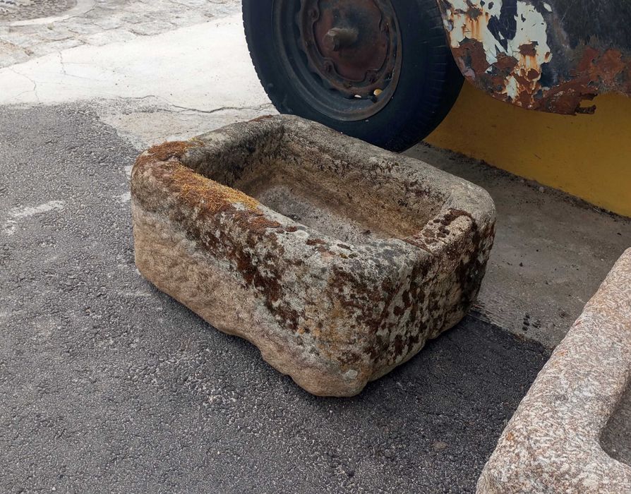 Antiga pia em pedra (60 x 52 x 29 cm)