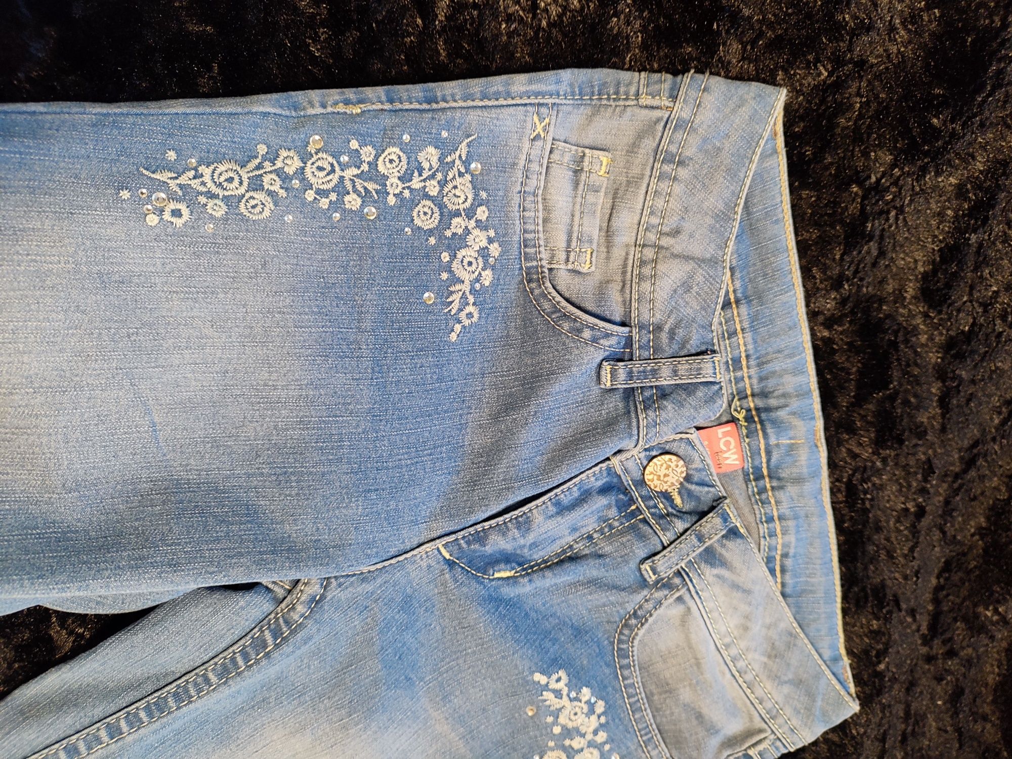 15. Śliczne spodnie jeans r.140 2szt