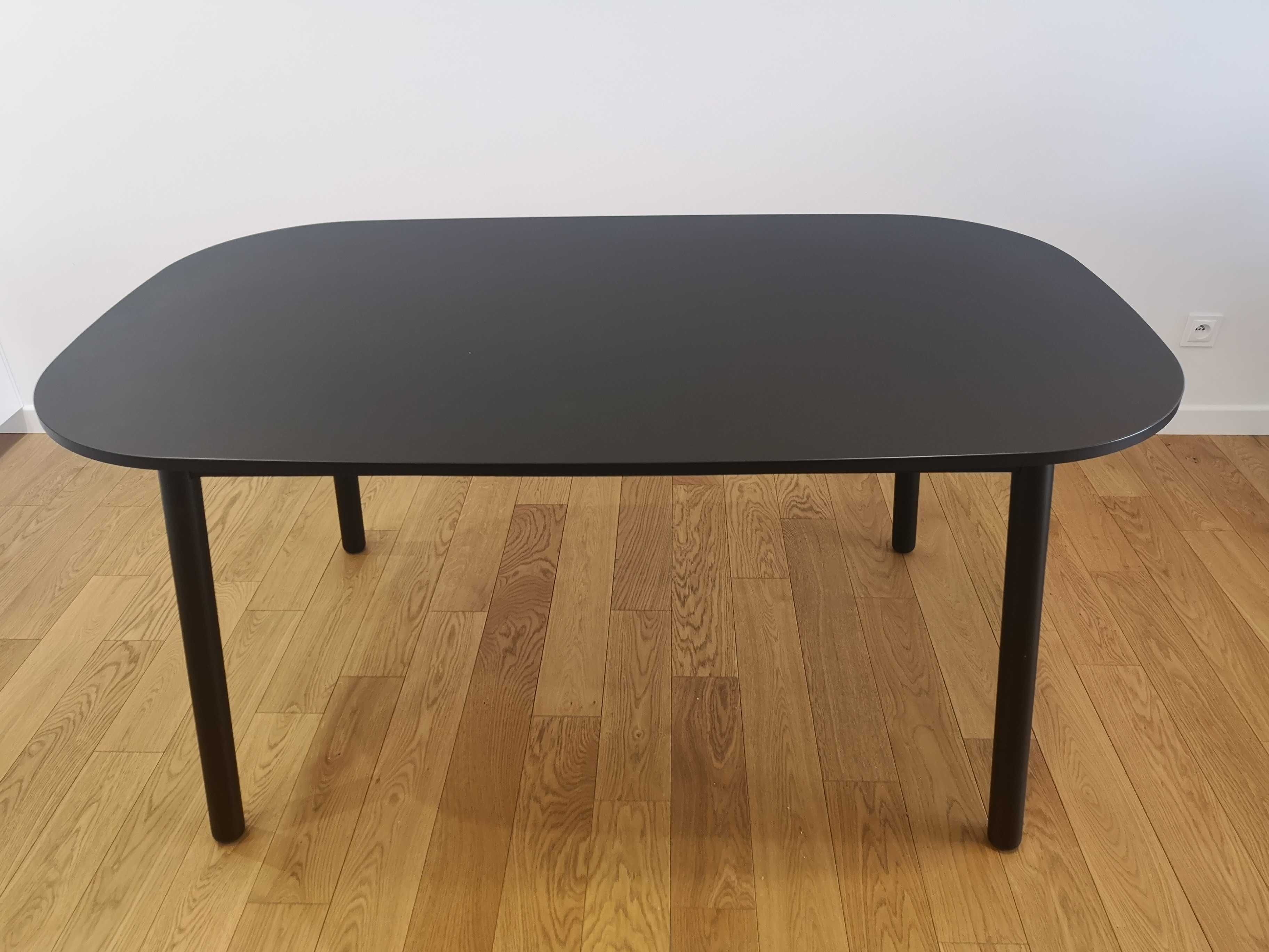 Czarny stół Vedbo z IKEA