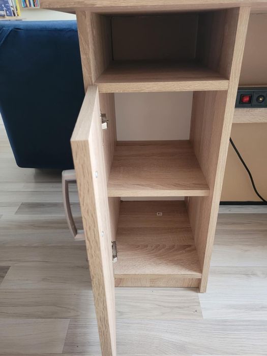 Biurko z tablicą korkową