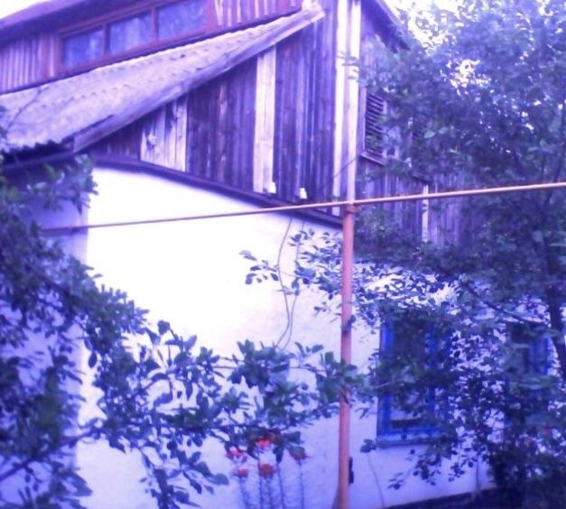 Будинок біля вишки