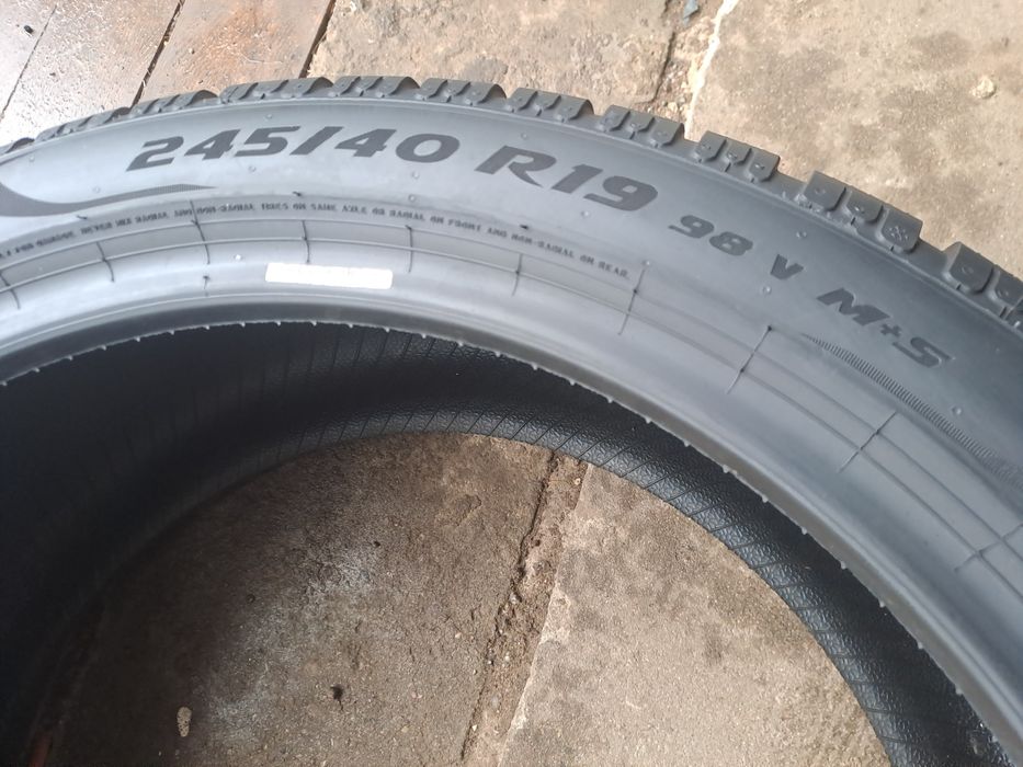 Opona Pirelli 245 40 R19 98V P zero Winter