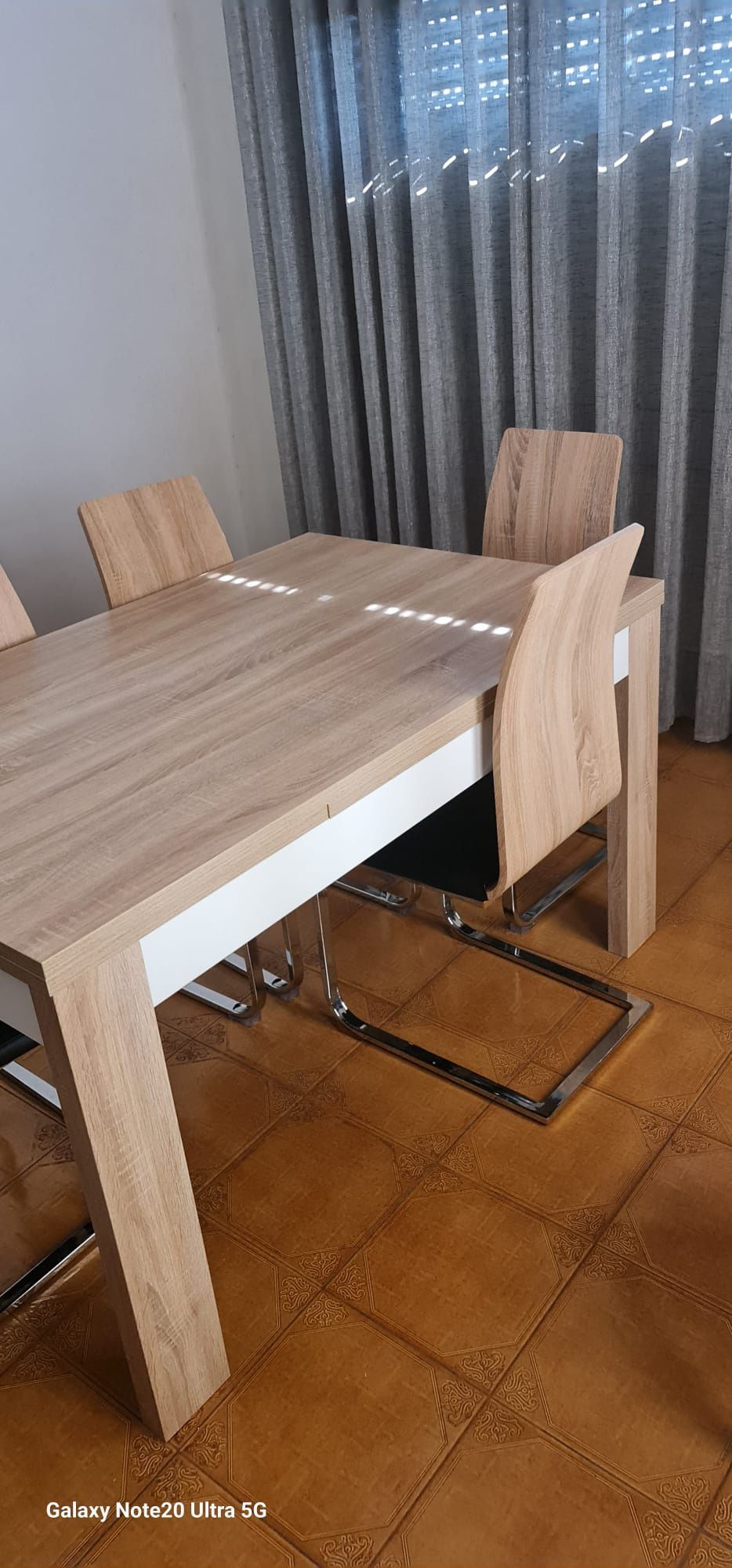 Messa de   sala  com cadeiras