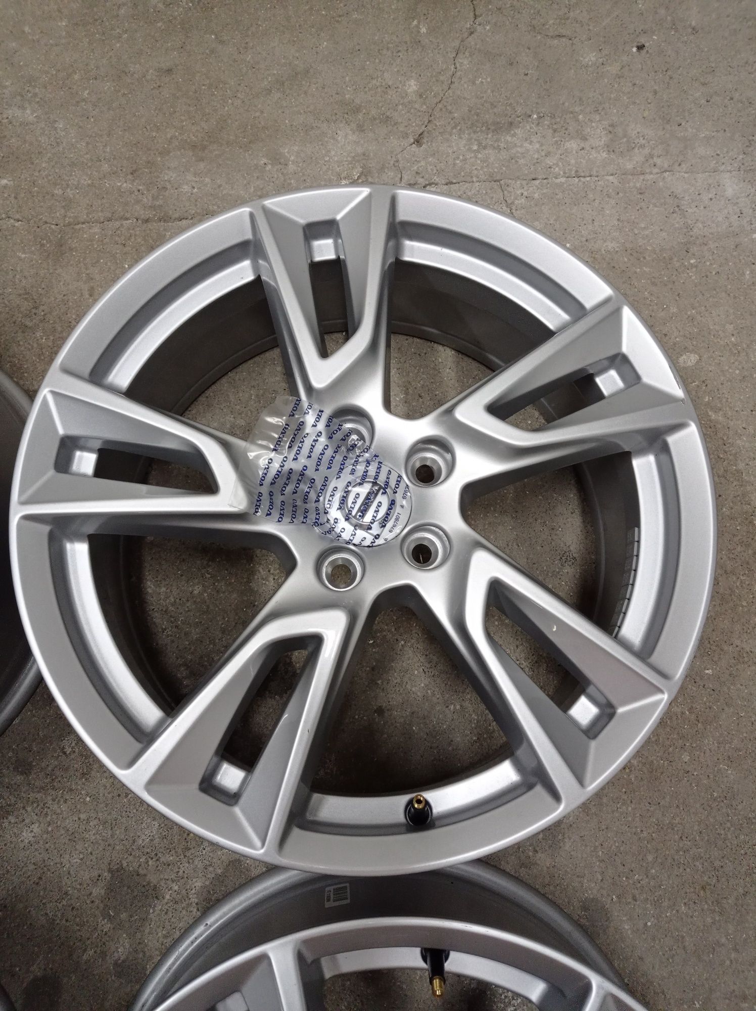 Felgi aluminiowe Volvo V90 XC60 7.5Jx18 ET 50.5 5x108 NOWE