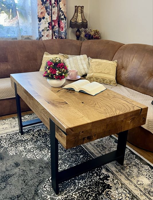 Dębowy stolik kawowy z metalowymi nogami w stylu industrialnym