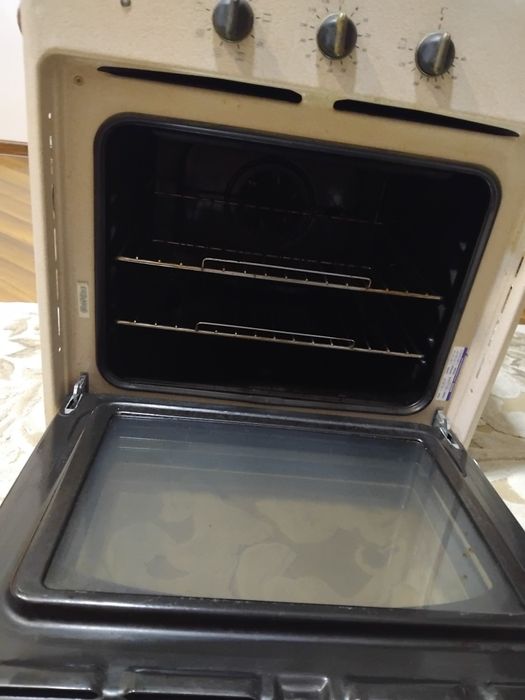 Варильна поверхня і електрична духовка Ariston