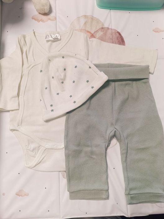 Komplet prążkowany białe body kopertowe, miętowe spodnie i czapeczka w