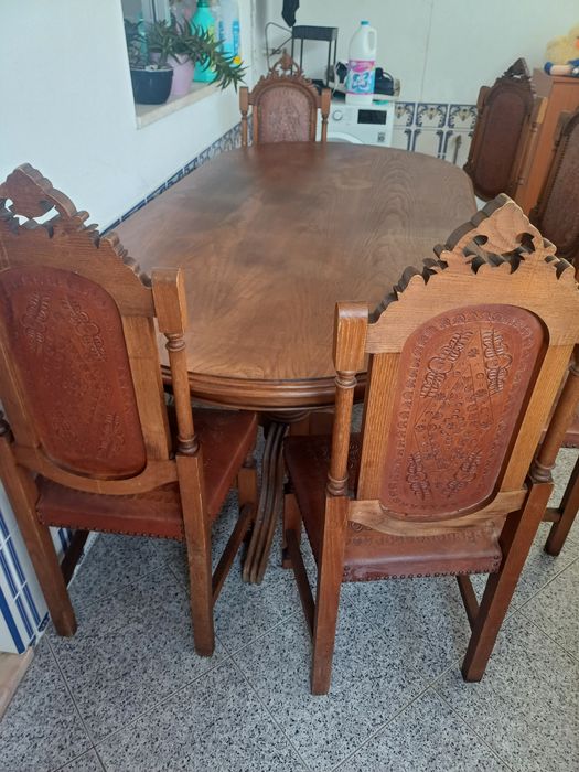 Vendo mesa em madeira com cadeiras