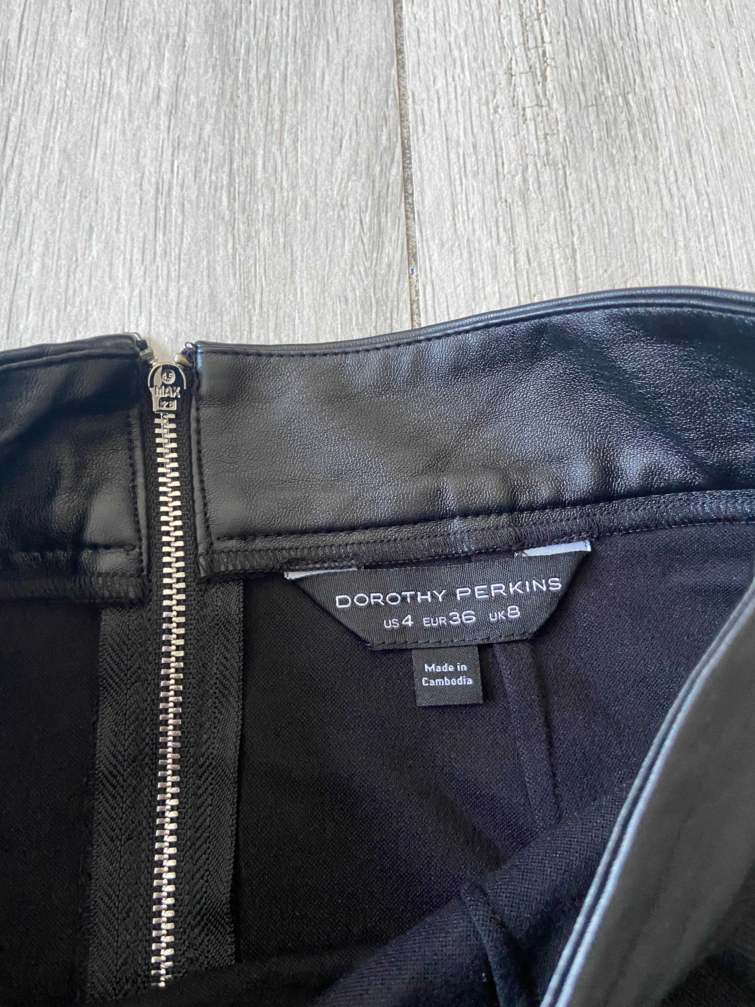 Spodniczka czarna trapezowa ze skórzanym paskiem r. S Dorothy Perkins