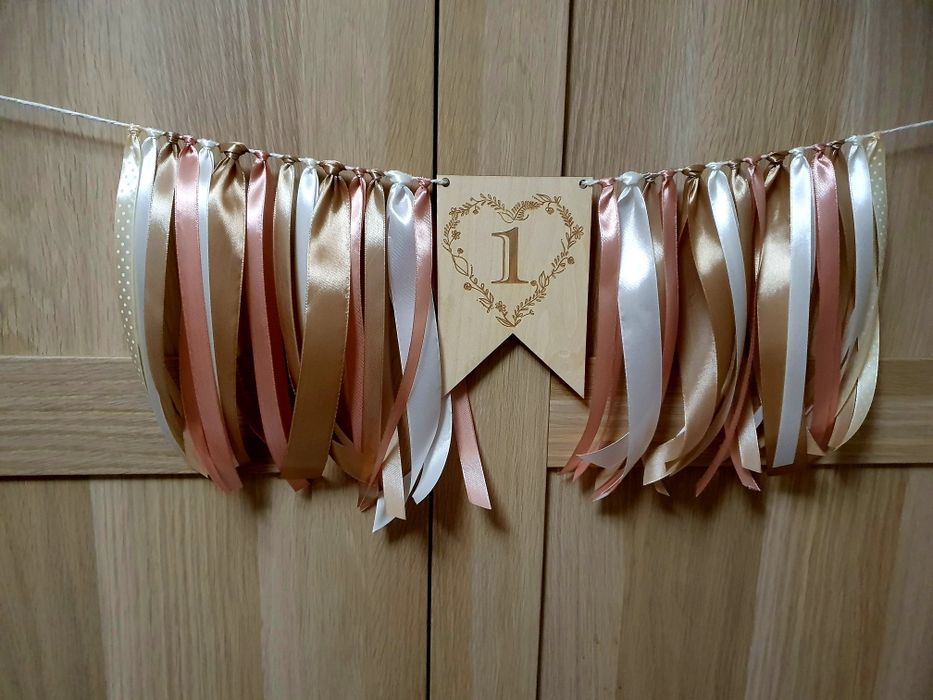 Drewniana ozdoba na roczek girlanda na krzesełko