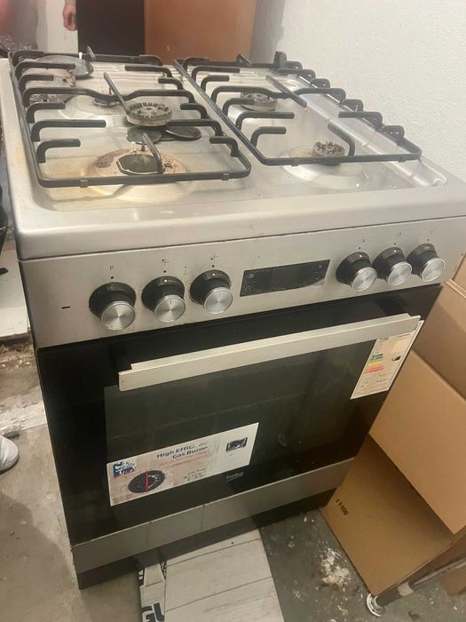 Fogão a gás canalizado Beko com forno