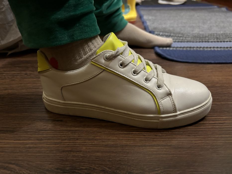 Кросівки жіночі 37 розмір