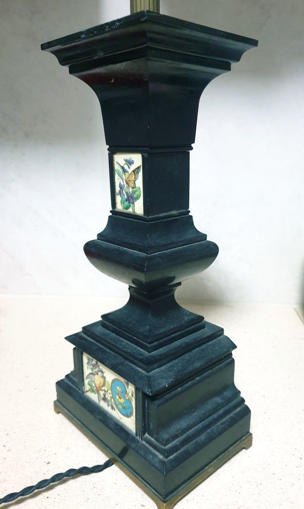 Fantástico antigo candeeiro de mesa francês com pinturas sobre mármore