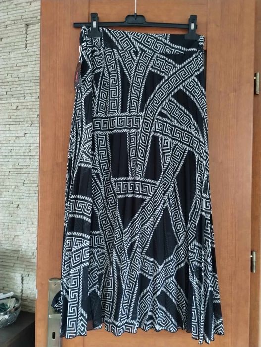 Długa spódnica czarno-biała. Rozmiar uniwersalny.
