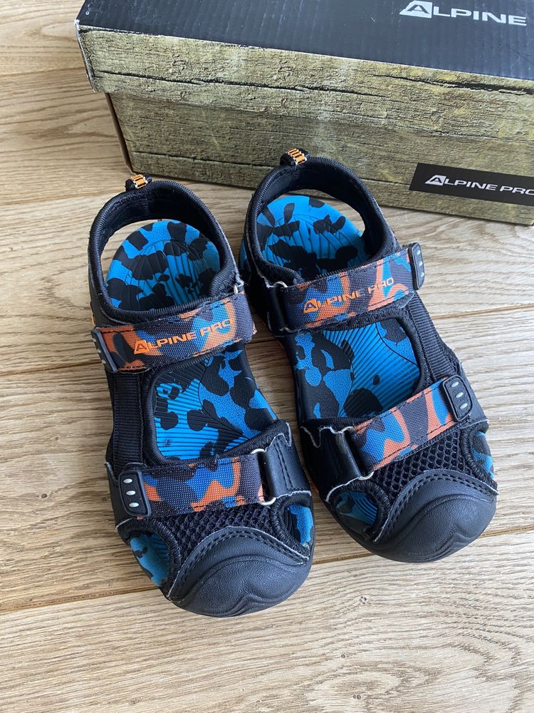 Босоніжки сандалі Alpine Pro Crocs