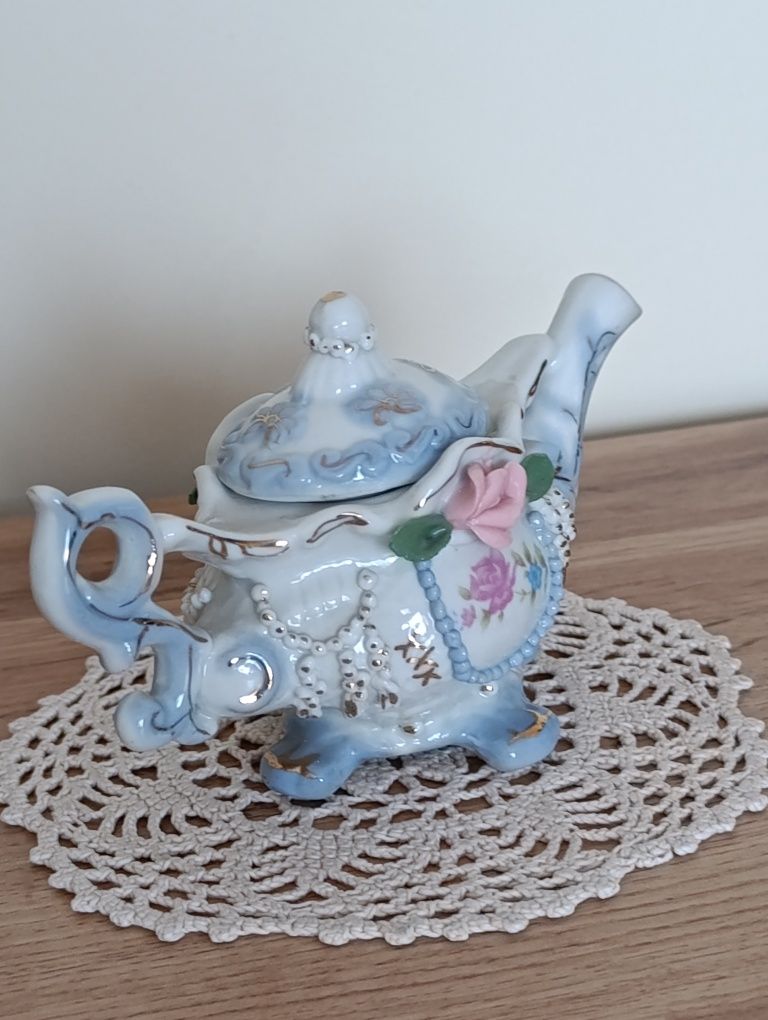 Czajniczek, dzbanuszek porcelanowy