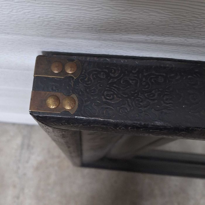 Espelho retangular trabalhado, casquinha metálica e madeira