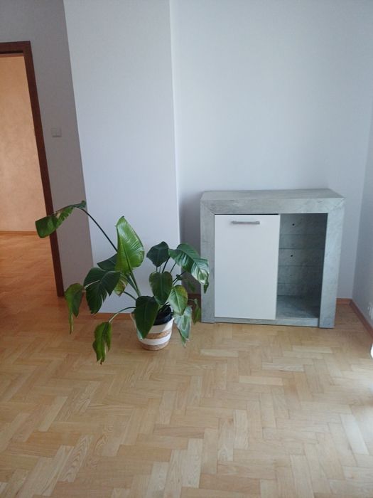 Zestaw mebli w biało-szarym kolorze