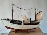 Maquete Vintage Barco de Pesca em madeira (muito antigo)