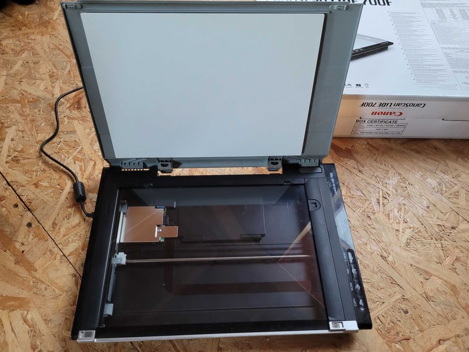 Skaner Canon Lide 700F - zasilanie i dane przez kabel USB