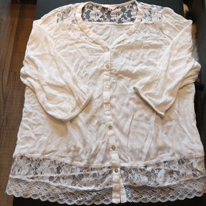 Biała bluzka z koronką