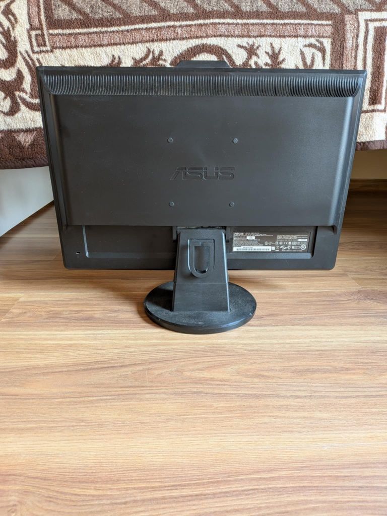 Komputer z monitorem