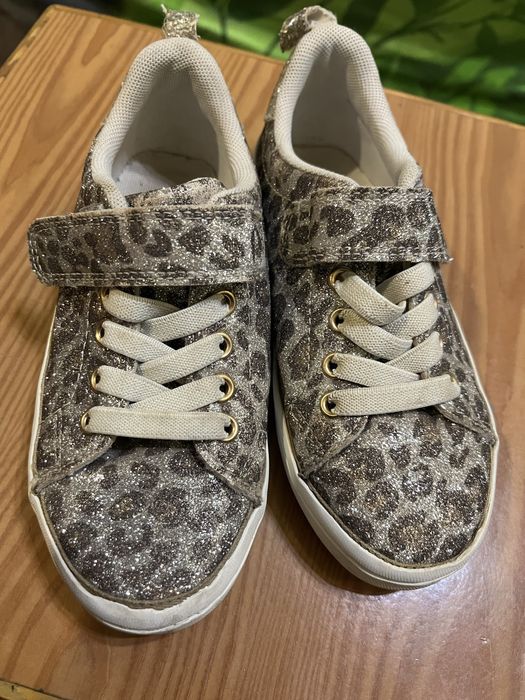 ВІДДАМ взуття на дівчинку