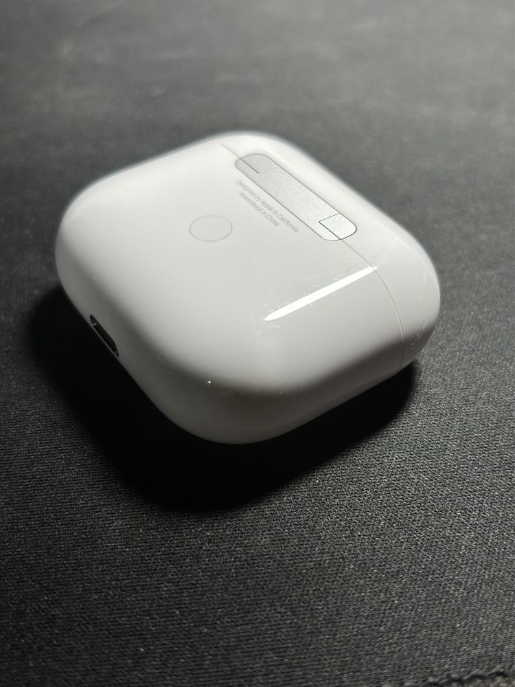 Słuchawki Apple AirPods 3 generacji Lighting (Etui z MagSafe)