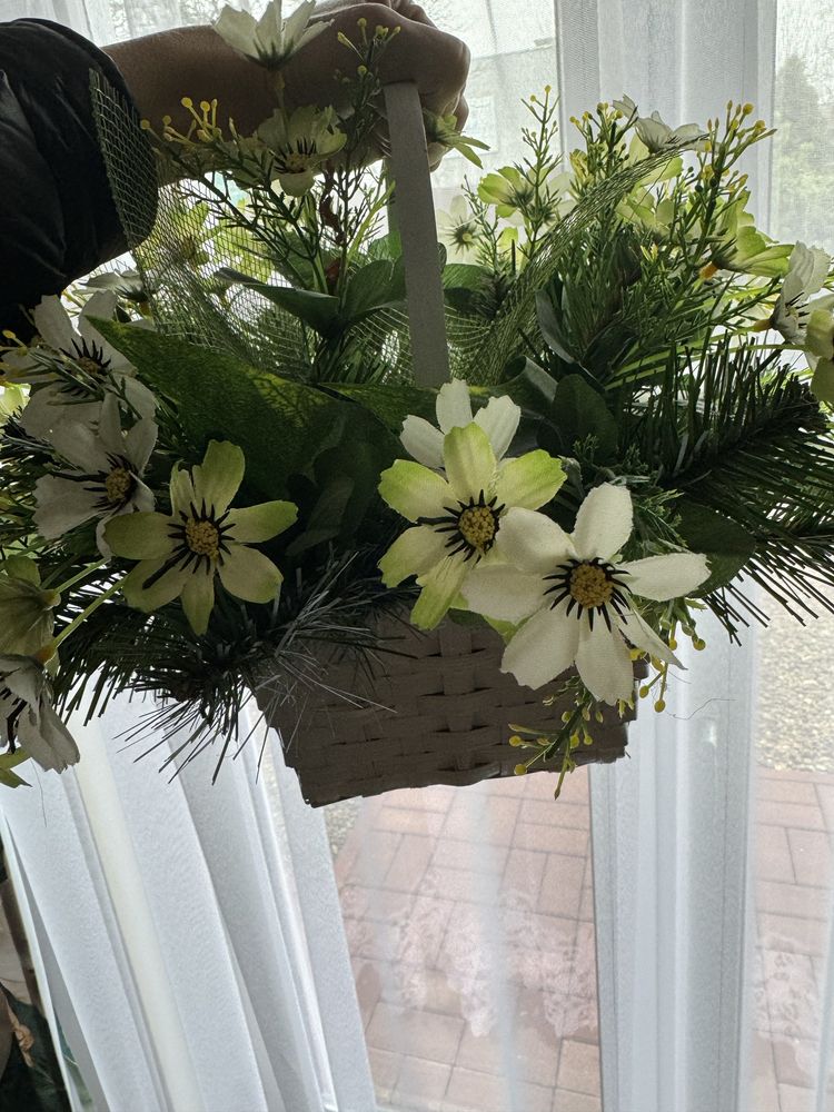 Koszyki ze sztucznymi kwiatami