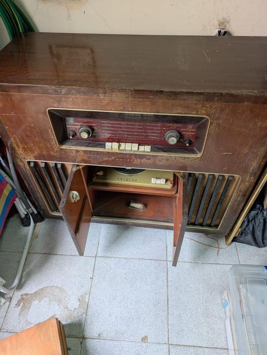 Vendo dois móveis com rádio e giradiscos.dicos.