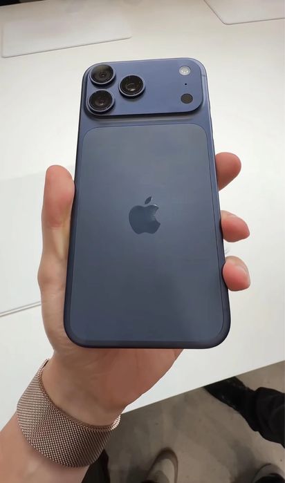 Iphone 17 pro Max azul 512.Gb  esta novo em caixa fatura nacional .
