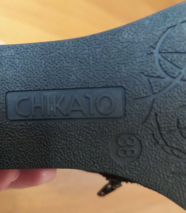 Botins de cunha e camurça preta da Chika10