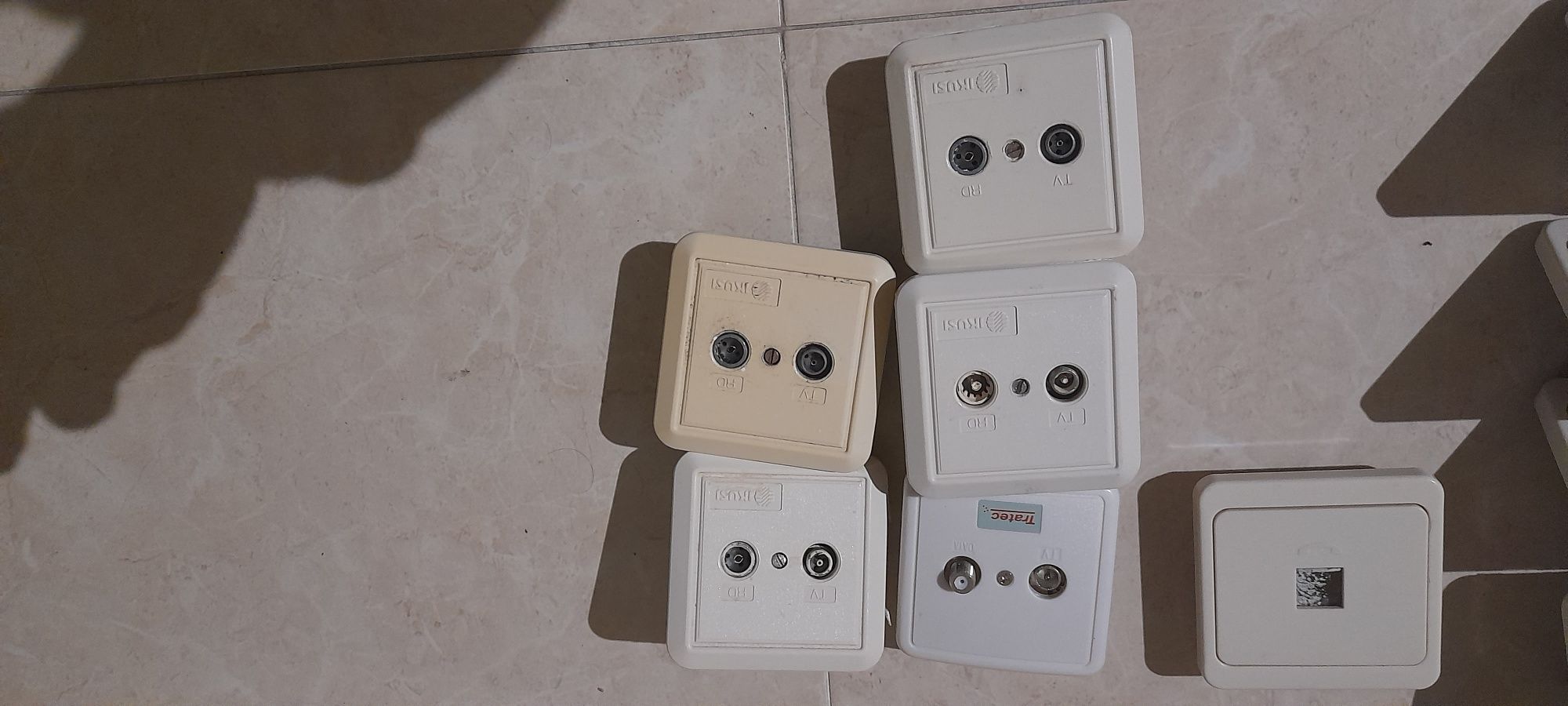 Comutadores interruptores tomadas diversas