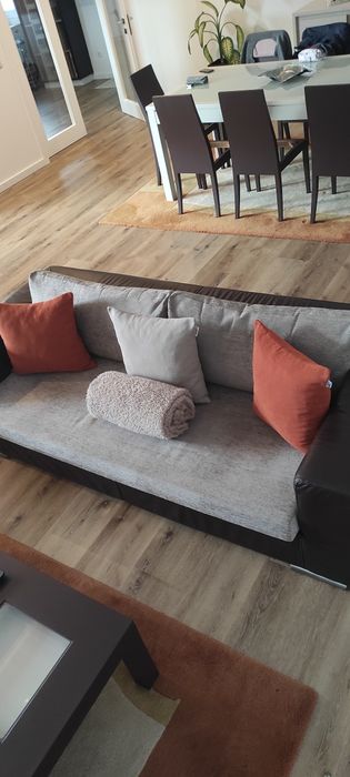 Dois sofás um de tres lugares e outro de dois misto pele e tecido