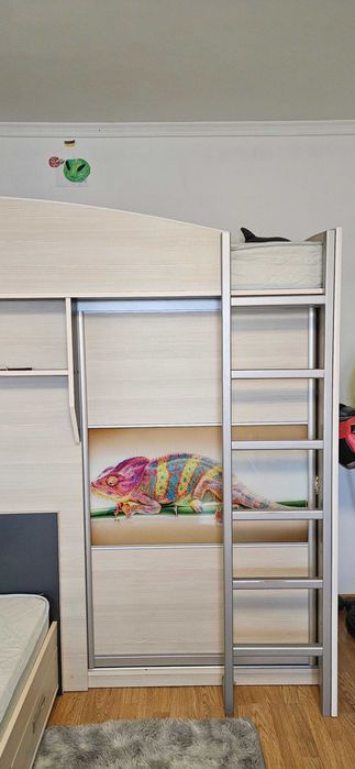 Продаємо дитячу кімнату, є два матраци в хорошому стані.