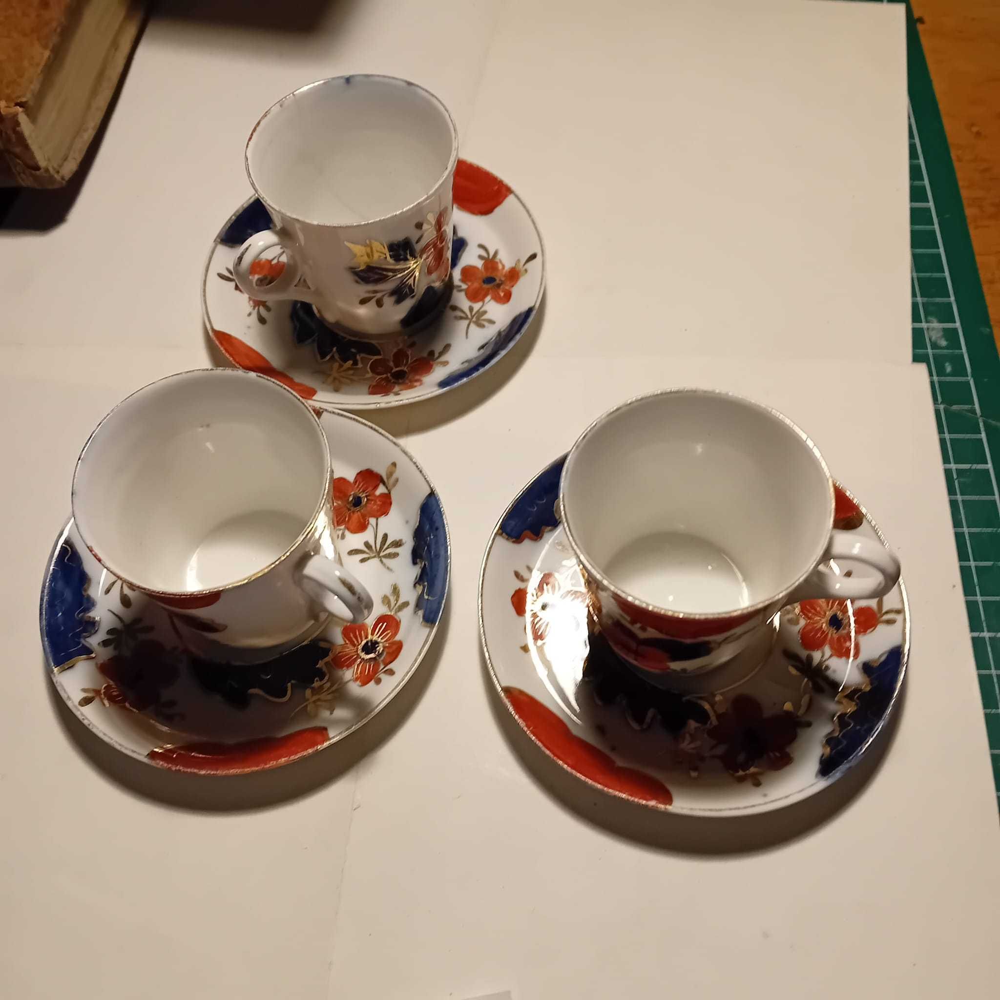 Três Chávenas de Café Antigas, pintadas à mão