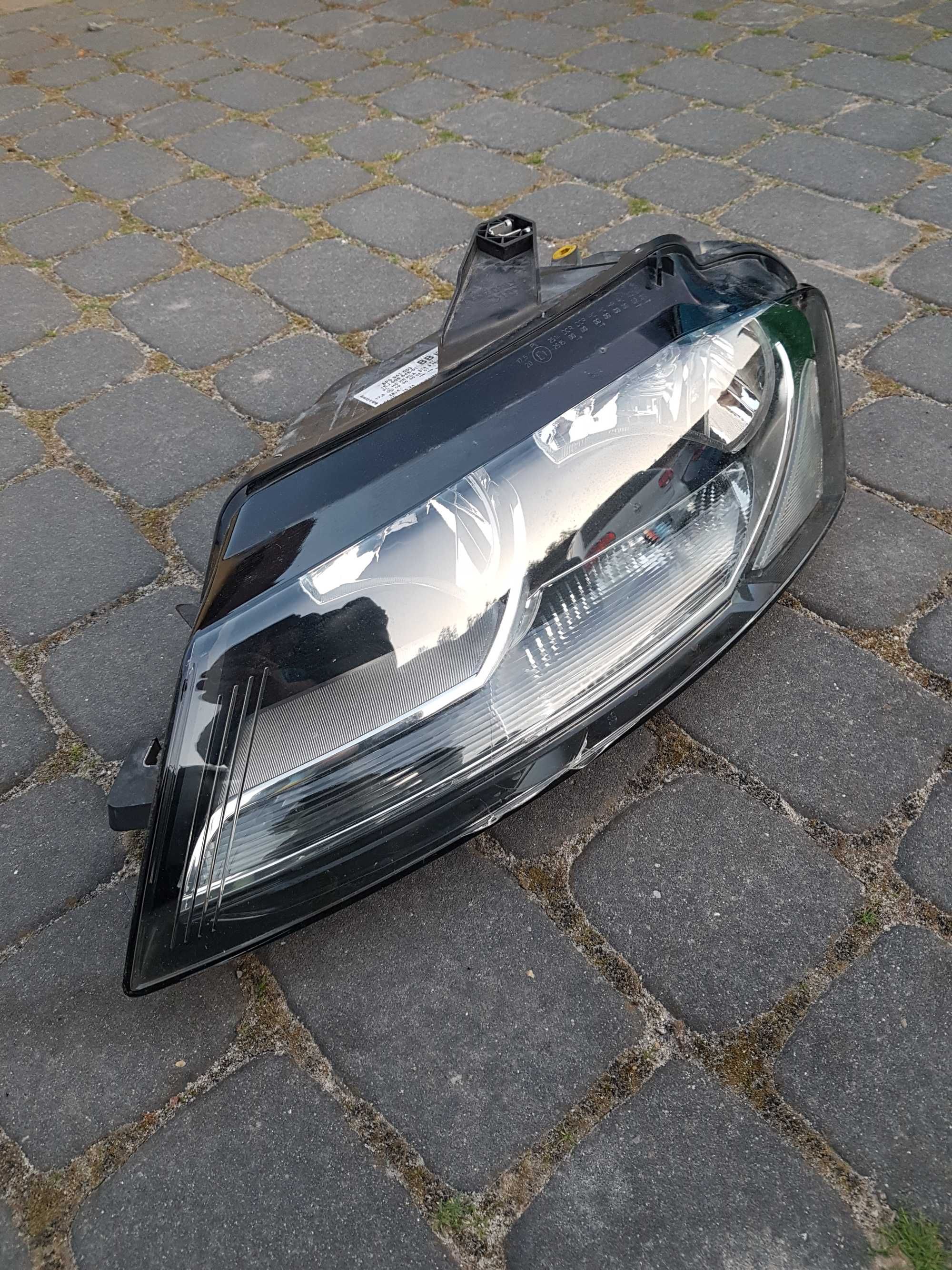 Lampa lewa lewy przod Europa Hella Oryginal Audi A3 8P FL Lift 2010r