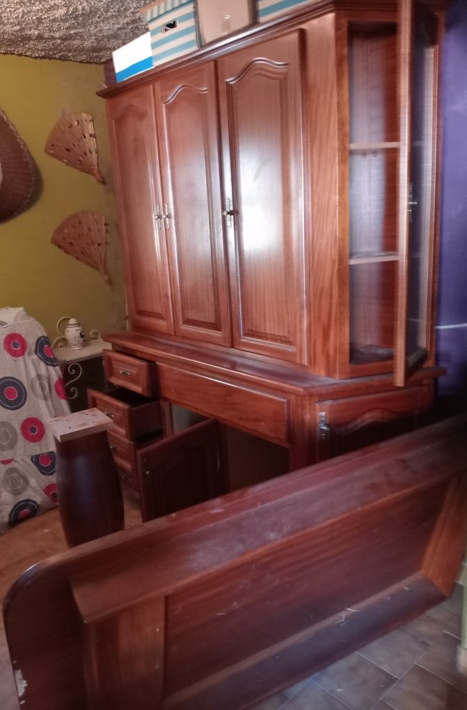 Móvel de cozinha com mesa impecável