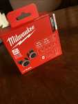 Milwaukee L4 RLEPB – słuchawki ochronne Bluetooth, stan jak nowy